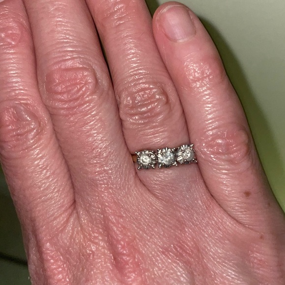 Beautiful diamond ring, 10 karat yellow gold three diamonds - Picture 3 of 11